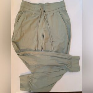 LULULEMON - READY TO RULU PANTS - SIZE 6 - 23” CROPPED - GREEN